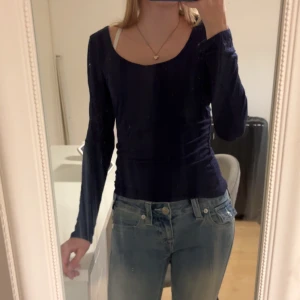 Mörkblå långärmad tröja  - Säljer en mörkblå långärmad tröja från Shein i storlek XS. Fråga om fler bilder ifall det behövs och priset kan även diskuteras! Säljs för att den inte kommmer till användning.