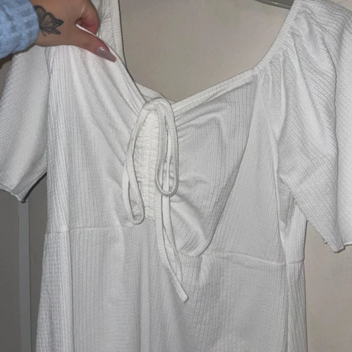 Vit klänning med knytning