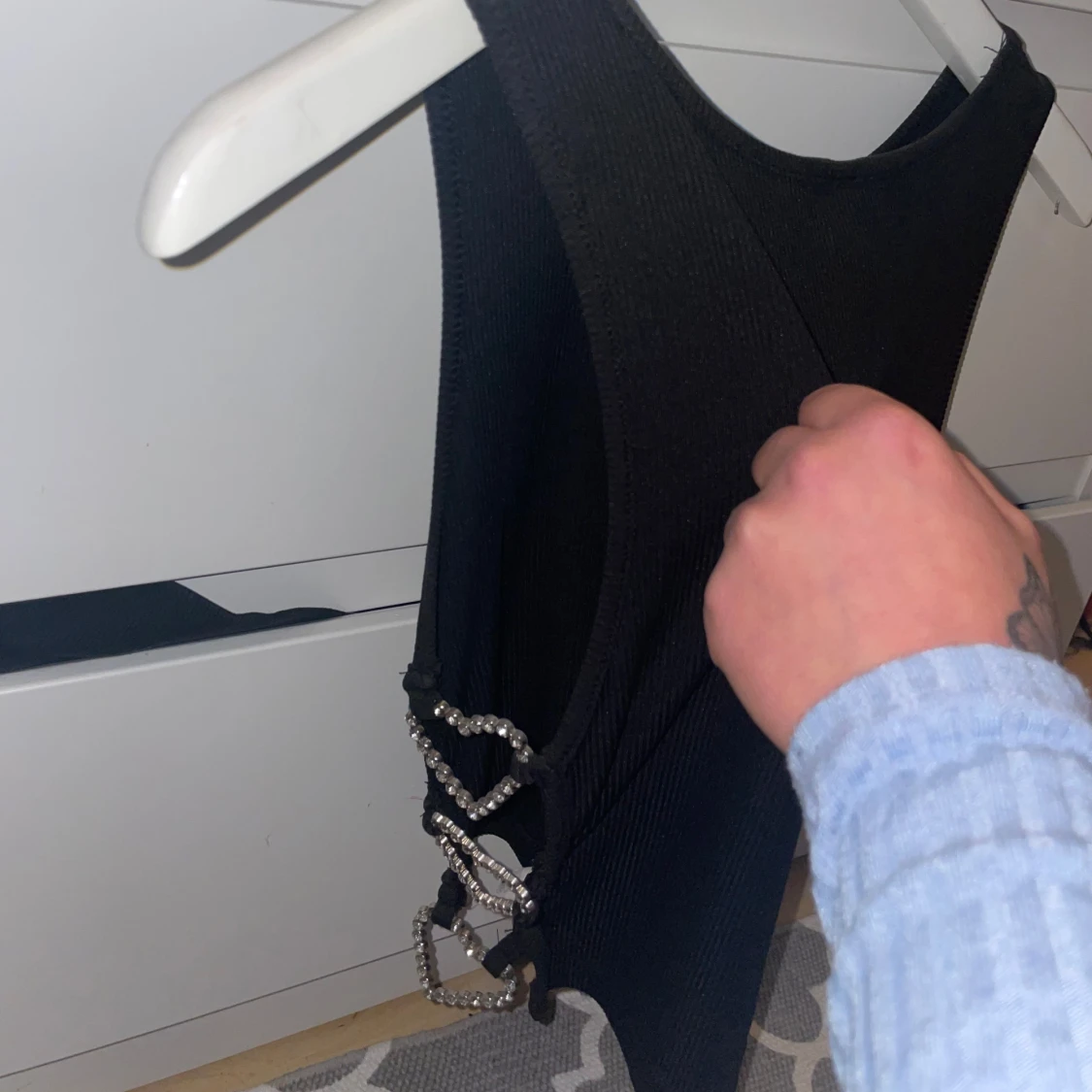 Svart ribbad topp med kedjedetaljer - 1