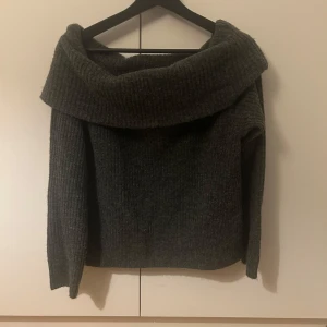 Stickad Off-shoulder tröja - Säljer nu denna fina stickade off-shoulder tröjan då den tyvärr inte kommer till användning. Den är endast använd vid 2 tillfällen och är lite liten i storlek.