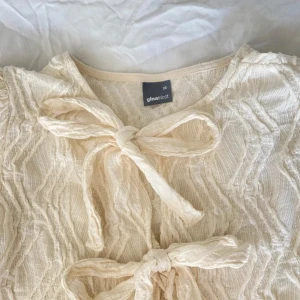 Gina Tricot blus - Säljer den populära knytblusen från Gina Tricot då den tyvärr inte kommer till användning, knappt använd. Storlek Xs 💕💕✨