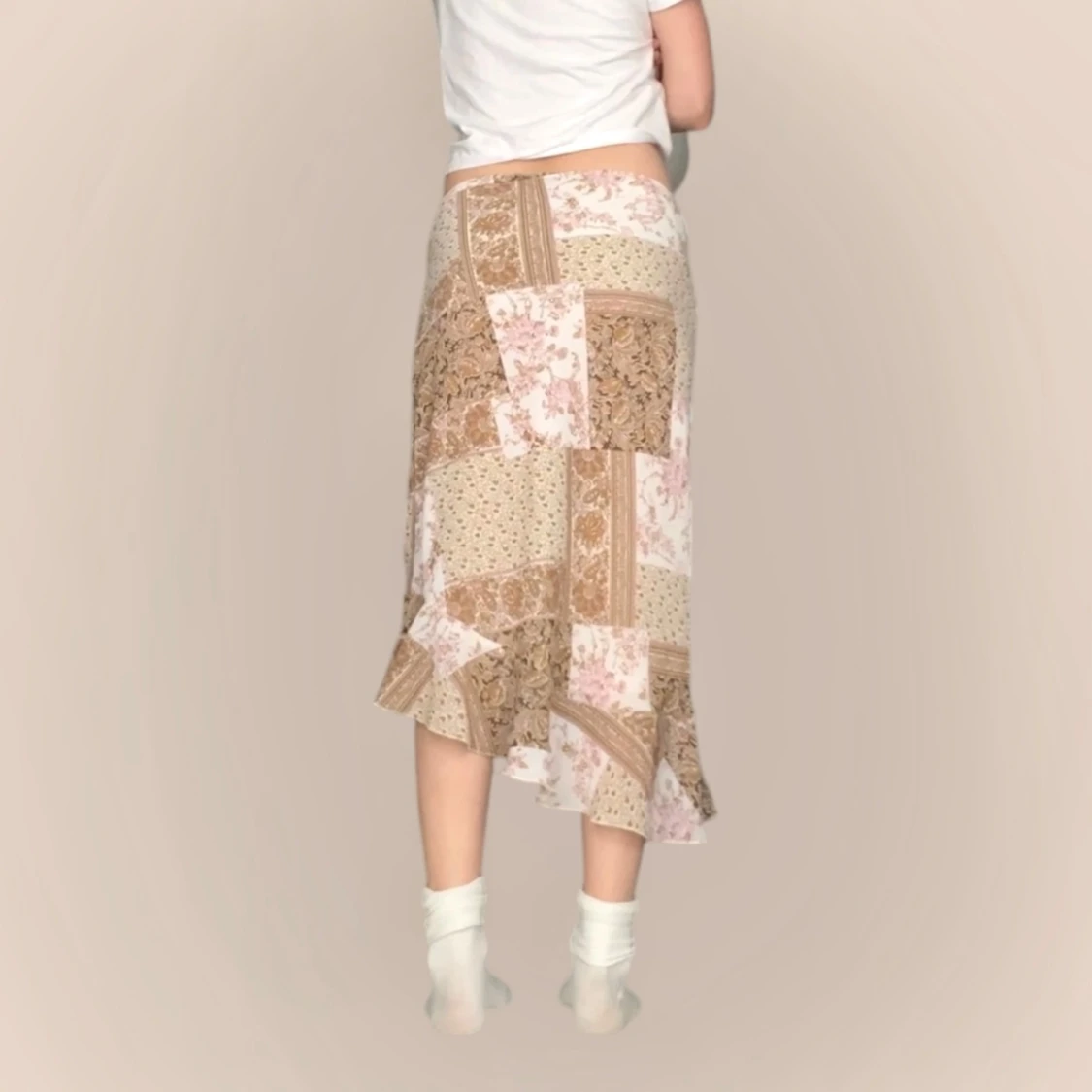 Patchworkmönstrad kjol i beige och rosa - 1