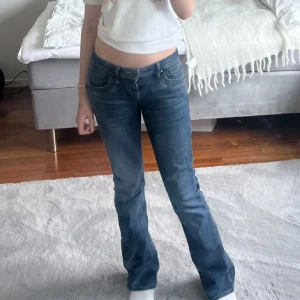 Mörkblå lågmidjade bootcut jeans från LTB - Snygga mörkblå bootcut jeans från LTB, lågmidjade, nypris 800 kr, W28 L32, inga defekter 