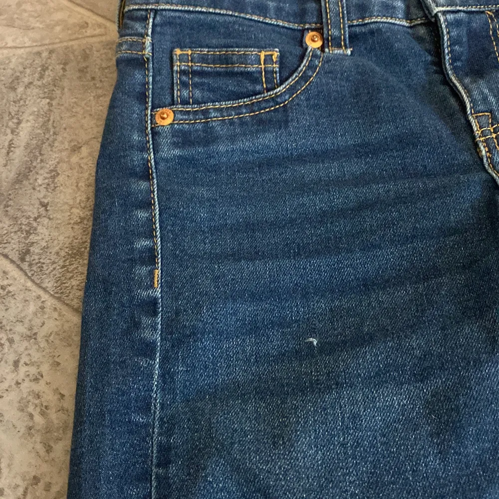 jĂ€tte snygga jeans frĂ„n h&m đđŒ köpte i höstas men de har tyvĂ€rr blivit försmĂ„ đ jĂ€ttesnygga pĂ„ och passar till typ allt đ©”liten defekt pĂ„ högra lĂ„ret som man ser pĂ„ bild 4 men det Ă€r inget man tĂ€nker pĂ„ đ€midja rakt över: 33 cm | innerbenslĂ€ngd: 80 cm | grenhöjd: 20cm | lĂ„rbredd: ca 18 cm đ (DE ĂR STRETCHIGA!) đ©·đ©·. Farkut & Housut.