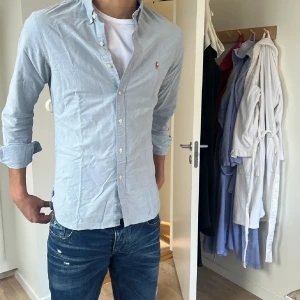 Ralph Lauren skjorta  - Snygg ljusblå skjorta från Ralph Lauren storlek M. Modellen är 185, passar ca 182-190. Tveka inte att höra av vid fler frågor!🙌🏻