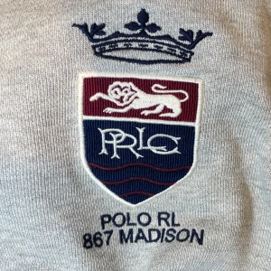 Polo Ralph Lauren | Hoodie - Utförsäljning! 🚨En personlig favorit | Polo Ralph Lauren, ”rl 867 madison Hoodie”, Vintage | Fredrik Schiller looken | Stl L/M | 185 cm & 72 kg på bilden | Ovanlig modell i okej skick. Nypris ≈ 1800, Säljer endast för 299