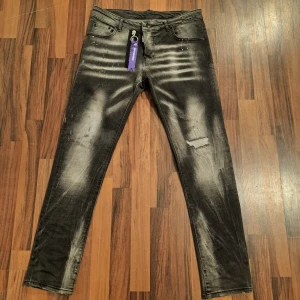 Dsquared2 jeans  - Säljer ett par dsquared2 jeans som nya