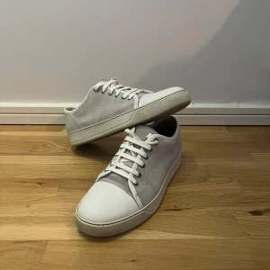 Vita lanvins - Ett par Riktigt snygga lanvins i den sällsynta vita färgen, passar perfekt för dig som söker nya skor, skick 8,5/10 tveka inte att höra av dig vid frågor!