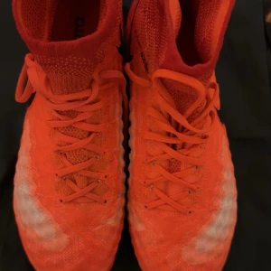 Nike magista Orange - Jag säljer ett par Nike Magista skor i storlek 40.5. Skorna är i bra skick och har använts sparsamt. De erbjuder utmärkt komfort och stöd. Om du är intresserad, tveka inte att höra av dig för mer bilder, information eller för att diskutera priset. Tack!