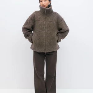 Brun teddyjacka med dragkedja - Mysig brun teddyjacka från Gina Tricot med dragkedja framtill som är slutsåld online och i butik🥰🥰 Jackan har en hög krage och långa ärmar, perfekt för kyliga dagar. Varan är oöppnad i förpackning 