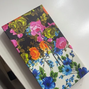 MAC x Richard Quinn ögonskuggspalett - Denna ögonskuggspalett har åtta livfulla färger, inklusive vit, gul, grön, brun, lila, blå och svart. Paletten har en prickig design och inkluderar en praktisk spegel på insidan av locket. I begränsad upplaga och helt ny! Normalpris 450:-