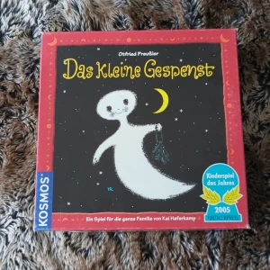 Das kleine Gespenst brädspel - Säljer brädspelet 'Das kleine Gespenst' från Kosmos, baserat på Otfried Preußlers berättelse. Spelet har en charmig design med ett litet spöke och en klocka i centrum. Perfekt för familjespelkvällar och rekommenderat för barn. Vinnare av Kinderspiel des Jahres 2005. Beskrivning på tyska men om man söker på nätet för ett annat språks beskrivning kommer det upp!