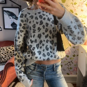 Grå leopardmönstrad stickad tröja från MANGO TEEN - Säljer en superfin grå stickad tröja från MNG med leopardmönster. Aldrig andvänd. Tveka inte att höra av er vid frågor eller fler bilder💕jätte skönt material. Köpt för ungefär 500kr säljer för 200kr