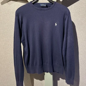 Mörkblå tröja från Ralph Lauren - Säljer en stilren mörkblå tröja från Ralph Lauren. Perfekt nu när våren börjar närma sig!🔥 OBS storleken säger M men är snarare S!