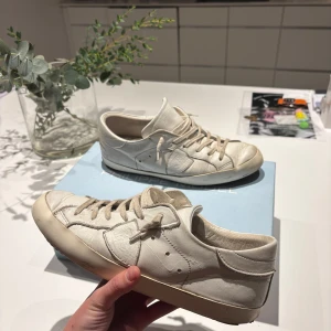 Vita Philippe model - Riktigt snygga Philippe model för riktigt bra pris. Helt okej skick, lite slitna men inga större defekter. Pris kan diskuteras vid snabb affär. Storlek 39 men sitter som 40. Box ingår!