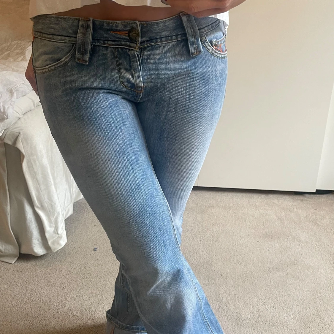 Ljusblå bootcut jeans med unika fickor - 3