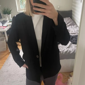 Kavaj från NLY Trend  - Superfin kavaj från NLY Trend. Lite tunnare i materialet