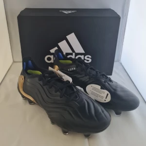 Adidas copa sense 1.FG. Fotbollsskor. HELT NYA! - Helt nya läder fotbollskor! Se storlek på bild 4. Nypris 2100kr, mitt pris 899kr. Säljer pga för små i storlek. Hör av er vid frågor!  