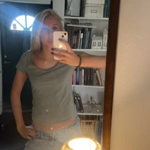 Topp - Säljer en enkel och stilren grön urringad topp, jätte söt till en lätt outfit! storlek M med sitter som S💚