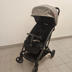 Grå barnvagn från Beemoo - Säljer en praktisk och stilren grå barnvagn från Beemoo. Vagnen har en justerbar sufflett och säkerhetssele för extra trygghet. Den är lätt att manövrera med sina svängbara hjul och har en rymlig förvaringskorg under. Perfekt för både stadspromenader och utflykter.