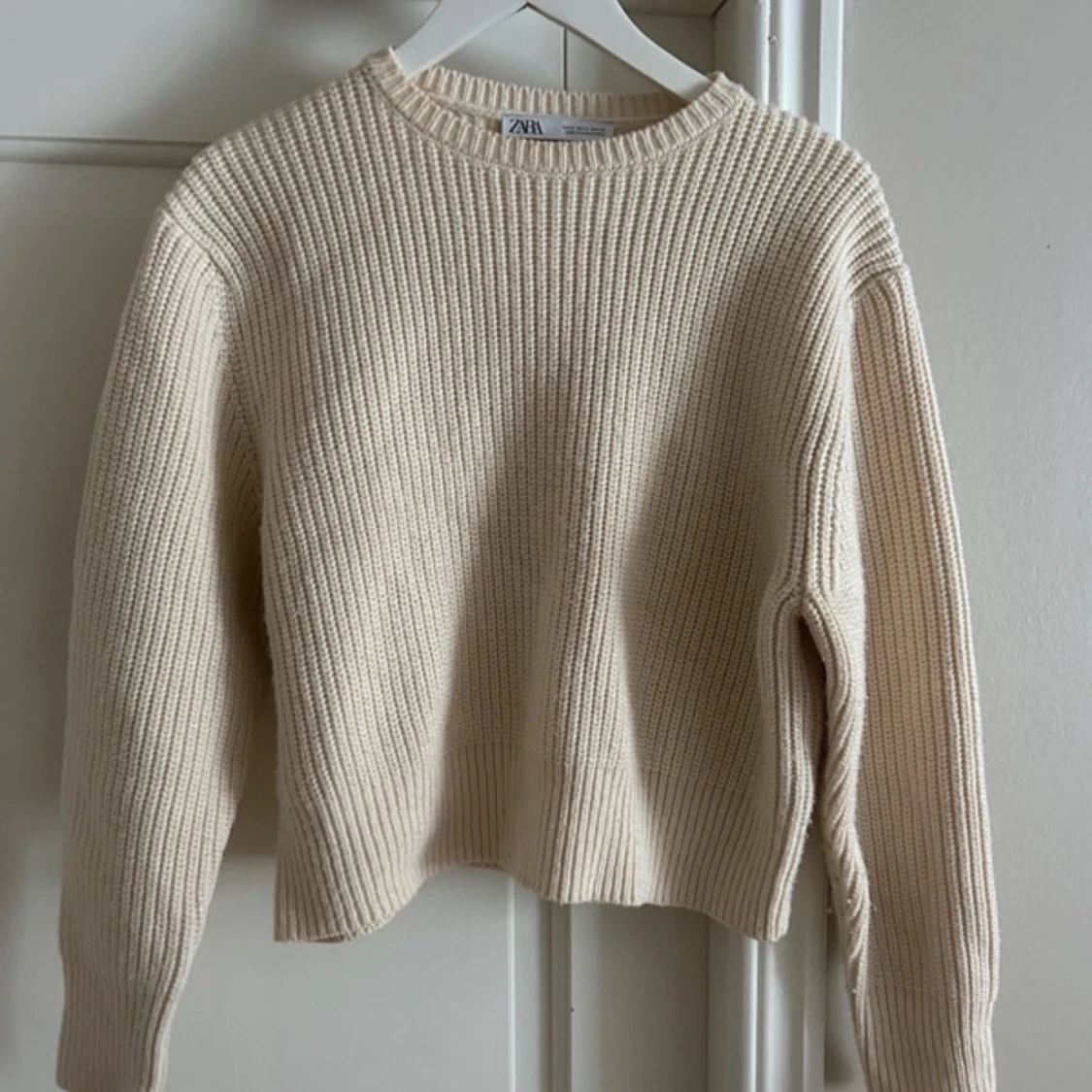 Beige ribbad tröja från Zara - 1