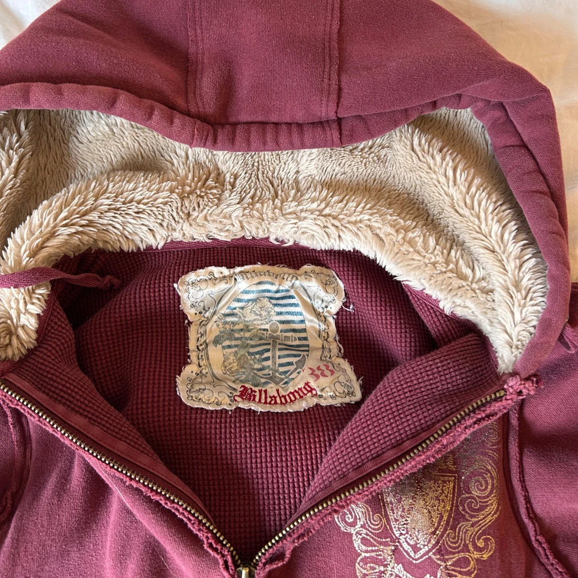 Vinröd hoodie från Billabong - 2