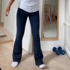 Blåa bootcutjeans - Säljer dessa mörkblåa bootcutjeans från Gina tricket i strl 34🥰😍 supercoola färg och endast använda 3 gånger!! ❤️❤️
