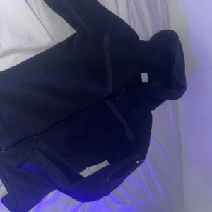 Nike tech  - Säljer svart Nike teck använd i lite mer än ett år.  Inget fel på den men det ända jag vill at man ska lägga märke på är  att den är lite sliten och  det finns ett jätte lite hål på  tröjan som inte syns men bra att veta, har zoomat in på sista bilden så att den syns.  Den är i storlek S men  passar mig perfekt som har M.