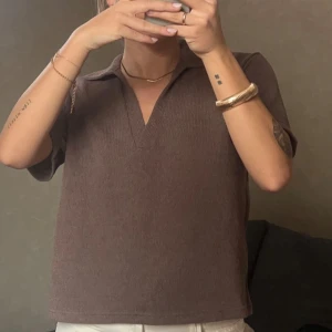 Brun kortärmad tröja - En brun t-shirt i strl S som inte kommer till användning🤎