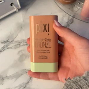 Pixi On-the-Glow Bronze - Säljer en Pixi On-the-Glow Bronze Tinted Moisture Stick. Perfekt för att ge ansiktet en solkysst look med en lätt och återfuktande formula. Kompakt och enkel att använda, perfekt för touch-ups under dagen. (Aldrig använd) 