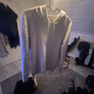 Kashmir hoddie - Säljer denna kashmir tröja från sayless inte så mycket använd till kommer Kashmir kam till den storlek S skriv för mer frågor