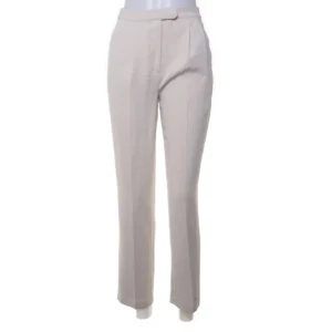 Beige kostymbyxor från NA-KD - Snygga beige kostymbyxor från NA-KD med en klassisk rak passform. Byxorna har en hög midja och är perfekta för en stilren look. Tillverkade i ett mjukt material som ger en bekväm känsla hela dagen.