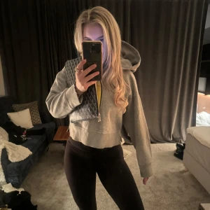 Grå hodie  - Grå hodie från zara i storlek s