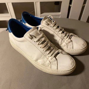 Givenchy skor - Säljer nu dessa feta Givenchy skor då de inte används. Skick: 7/10, finns lite defekter här och där men inte så mycket mer 😃Nypris ligger runt 5000, vårt pris - 999! Inget og medföljer tyvärr men de är självklart äkta 😄Vid frågor är det bara att slå en pling, pris går att diskuteras vid snabb affär! 