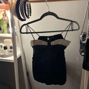Glittrig festtopp från Zara - Super fin glittrig topp från Zara💕 Perfekt till fest💕