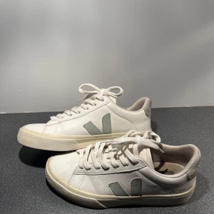 Vita sneakers från Veja - Jättesnygga vejaskor som jag inte använt mycket alls så de ser väldigt fräscha ut. När jag väl använt de så har de varit för små för mig och därför de små defeltwrna vid hälen. Men annars skitsnygga och väldigt fräscha och snygga! Priset kan diskuteras!