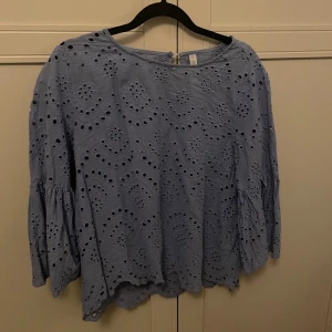 Blå blus med broderade detaljer - Jättesöt blus som tyvärr inte kommer till användning längre💕💕