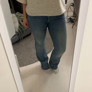 Blå jeansbyxor - Säljer dessa super fina ltb jeans då jag inte använder dom så ofta som jag hade hoppats. Modellen är valerie☺️De är använda fåtalet gånger men har lite slitage på nedre sömmen bak på byxan💛