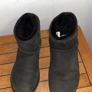Uggs Storlek 41 - Använda i ca 3-4 månader under vinter. Vanligt slitage, inga problem utöver det. Storlek 41. Inte kinkig med pris
