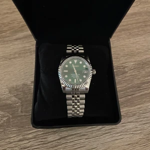 Seiko Klocka - En super fin Seiko mod som är unik! Helt ny och aldrig använd, denna klocka passar dig som vill ha något som man kan ha på sig dagligen. Priset är ej hugget i Sten så kom gärna med förslag!