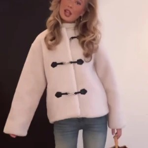 Beige teddyjacka med spännen - Säljer en mysig beige teddyjacka med unika spännen framtill. ❤️❤️🎀🎀