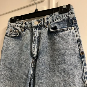 Perfekt jesns från Grinatricot - Blå straight high waist byxor från Ginatricot, byxorna är i mycket bra skick och inte använda många gånger.