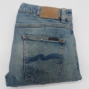 NUDIE JEANS  - - Nudie jeans modell: Lean Dean - Storlek W32/L32 - Nypris runt 1600kr - Kontakta för fler frågor eller funderingar // Deluxecloset