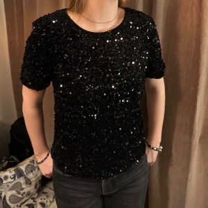 Fest topp - Snygg paljettopp helt oanvänd med prislapp💞 Orginalpris: 400kr 🌟