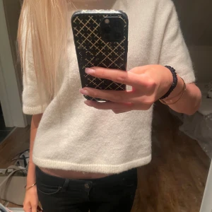 Vit stickad tröja - Säljer en mysig vit stickad tröja med korta ärmar. Perfekt för en avslappnad stil. använd ett fåtal gånger så inga speciella defekter 💕