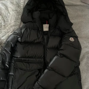 Moncler Masaya Giubbotto - Svart/Mörkblå Moncler Masaya Giubbotto, slutsåld överallt & limiterad. Storlek 1 (S), finns endast på StockX för 34.000 SEK. 