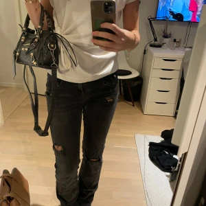 Svarta jeans  - Snygga svarta jeans med hål ifrån Gina Young med fina bakfickor. Utsvängda och lågmidjade. Jag har gjort hålen själv men är i bra skick annars. I storlek 164 barnstorlek, ben innerlängd 77 cm och midje mått 38 cm💓💓