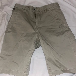 Beige shorts från G-Star RAW - Snygga beige shorts från G-Star RAW med klassisk design. De har en normal passform och är perfekta för varma dagar. Shortsen har hällor för bälte och stängs med dragkedja och knapp.