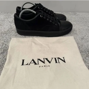 Lanvin skor - Snygga svarta sneakers från Lanvin i skinn och mocka. Skorna har klassisk snörning och en stilren design. Perfekta för en trendig look. I storlek 40 passar även 41. Dustbag följer med. TAR ÄVEN EMOT TRADES