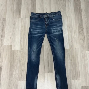 Dsquared2 w28 - Dsquared 2 jeans med bra slim passform, gått igenom familjen i många år och varit väl omhändertagna så inga hål eller liknade men lite urtvättade annars grymma byxor.